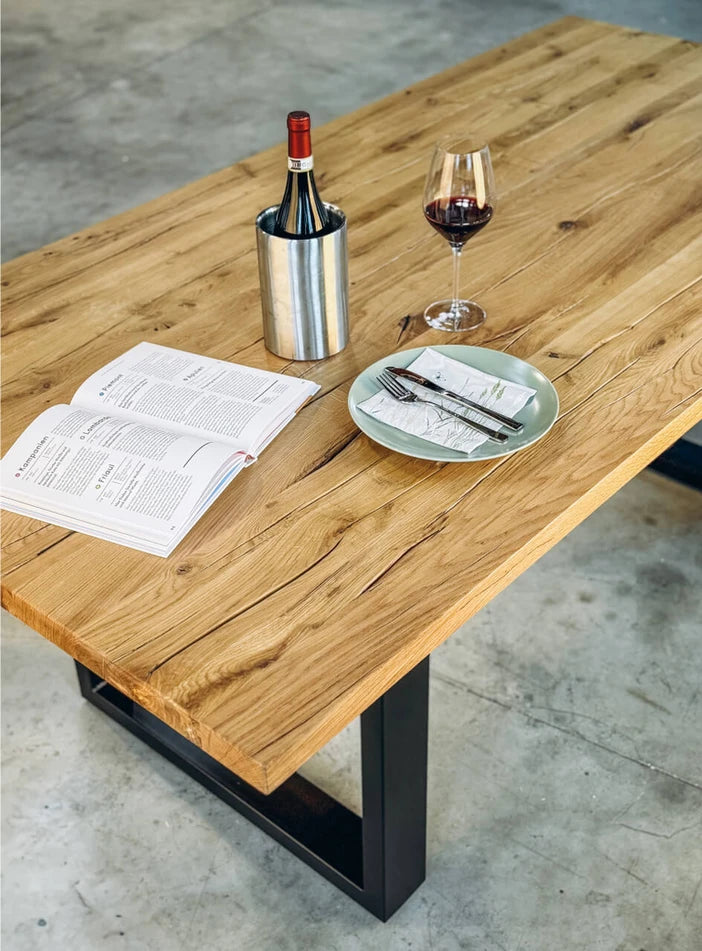 Almunecar Essence Tisch – Schlankes, modernes Tischstück