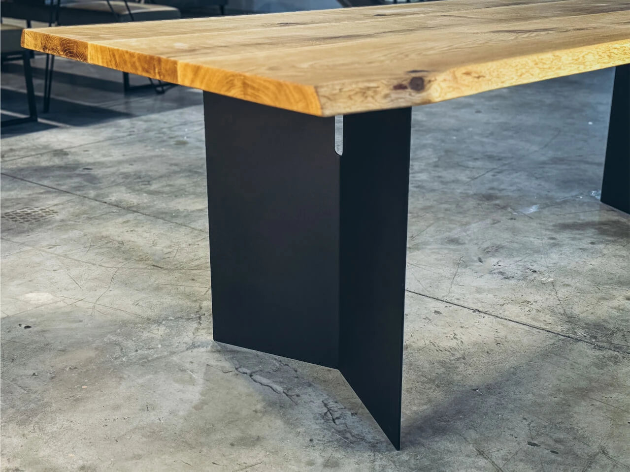 Burriana Edge Table – Moderner minimalistischer Esstisch