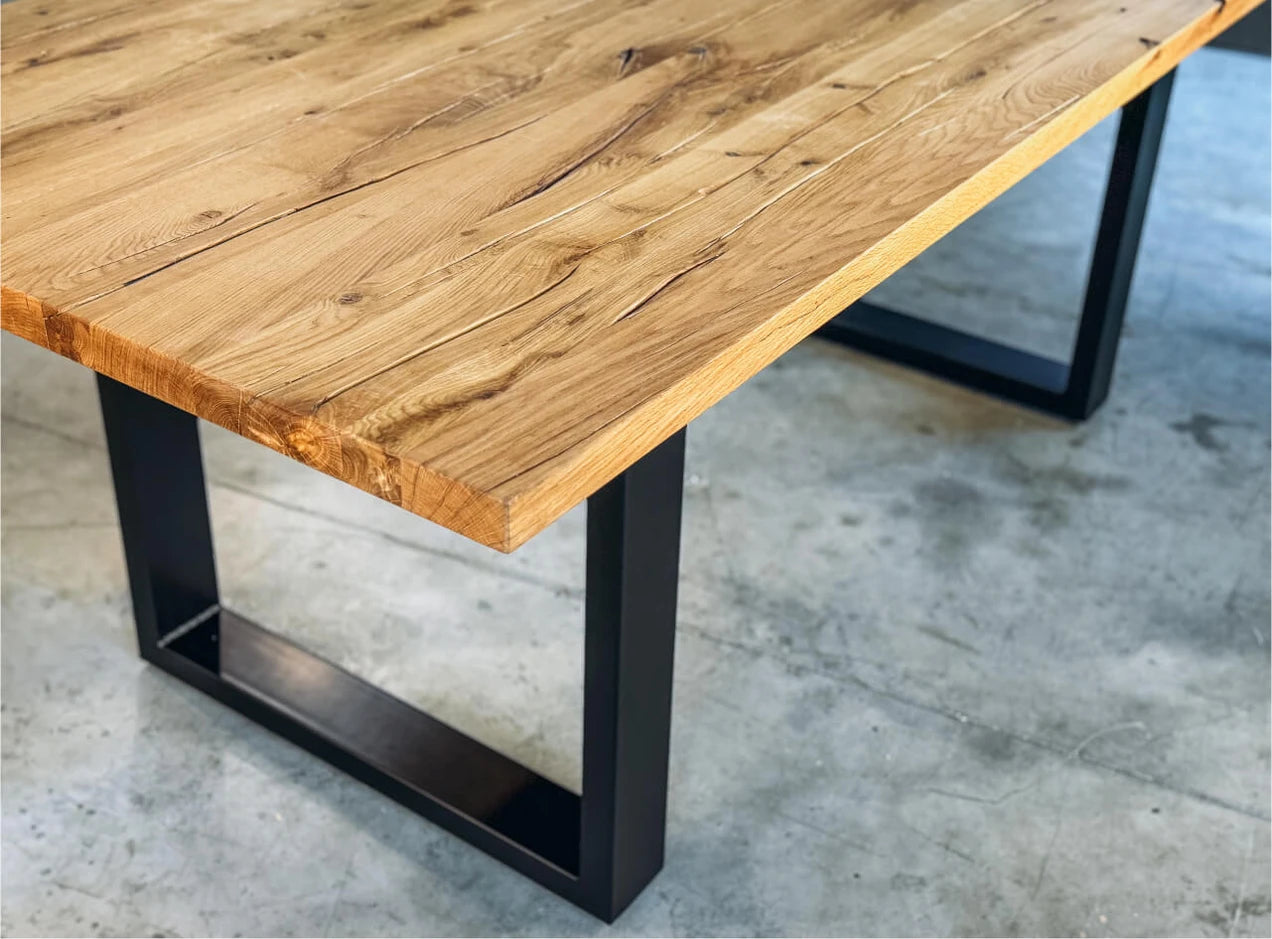 Almunecar Essence Tisch – Schlankes, modernes Tischstück