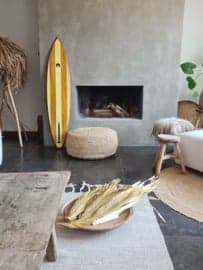 Zeitloses Surfbrett aus Holz in Fuengirola – Mischung aus traditionellem Stil