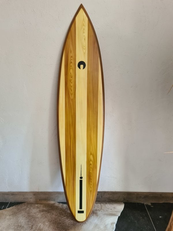 Zeitloses Surfbrett aus Holz in Fuengirola – Mischung aus traditionellem Stil