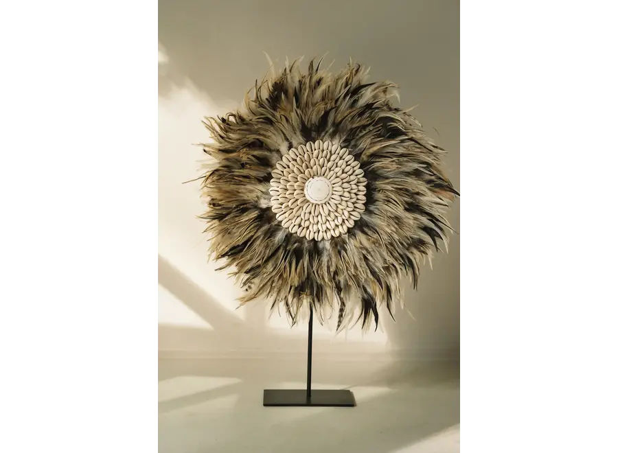 Mojacar Bohemian Display – Ornament aus Feder und Muschel