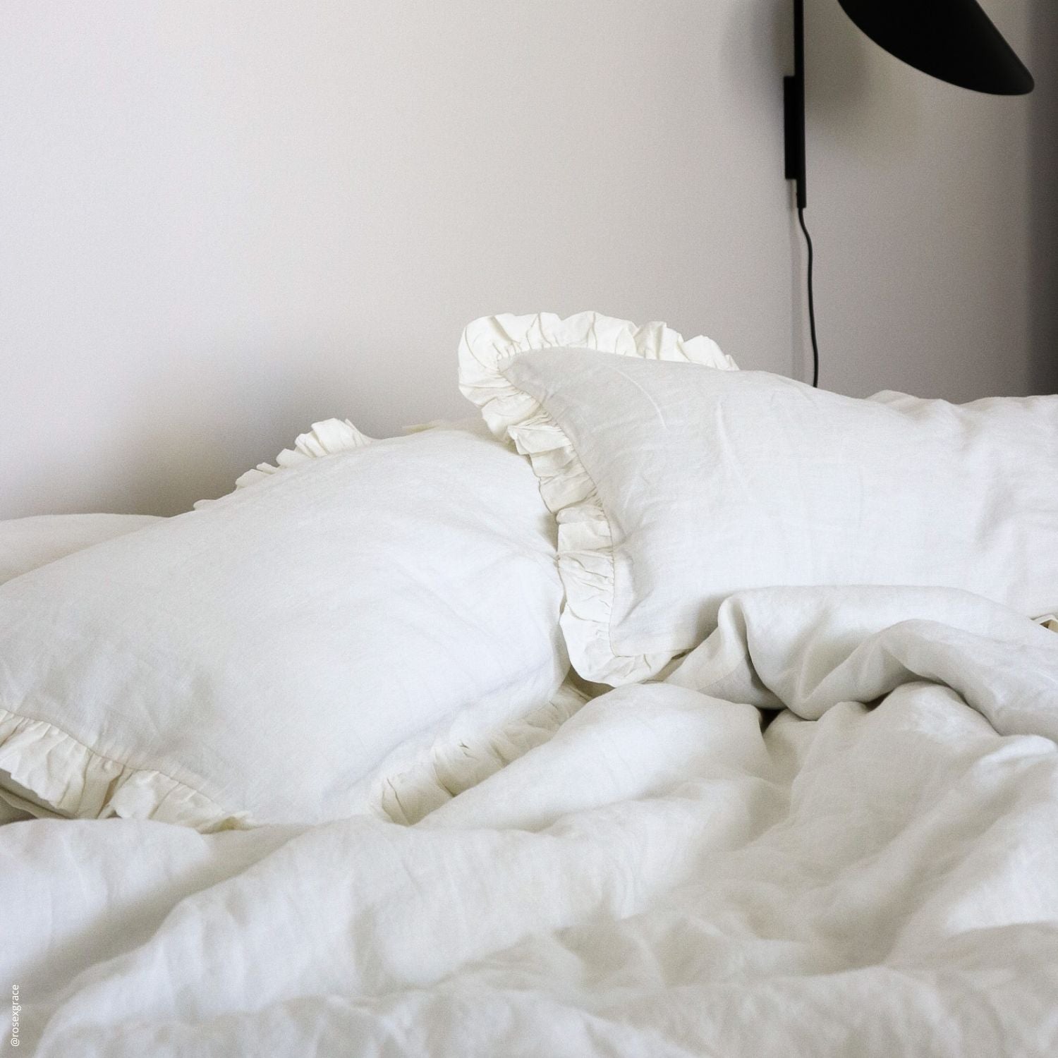 Calvia Cozy Linen Frill – handgefertigter Kissenbezug aus Leinen